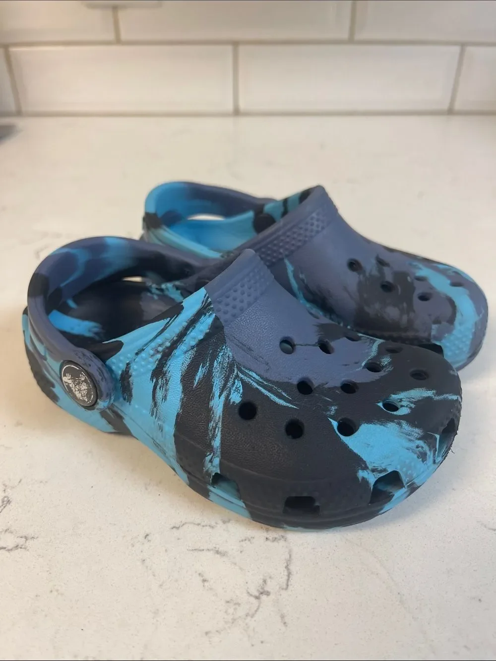 Crocs KIDS' CROCS LITTLE KID CLASSIC MARBLED CLOGS Blue Swirl Shoes Size 8